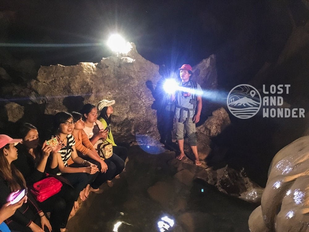 Photo of a tour guide explaining the rock formations in Sumaguing Cave